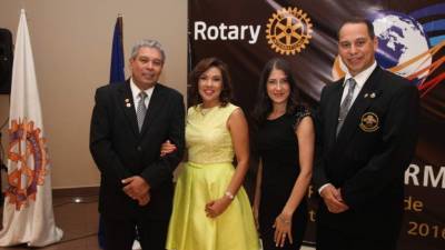 El presidente entrante Sergio Pineda y su esposa Geraldina Jarufe junto con Mary Gonzáles y el presidente saliente Ramón Andrés Gonzáles.