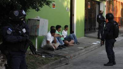 Cuatro jóvenes permanecen custodiados por elementos policiales en San Pedro Sula.