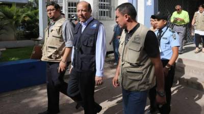 El comisionado de los Derechos Humanos, Roberto Herrera, llegó a la Unah para mediar entre estudiantes y autoridades.