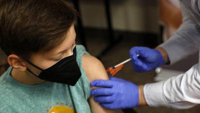 Pfizer y Moderna buscan que la FDA apruebe sus vacunas anticovid para niños.
