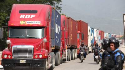 Los conductores de equipo pesado se suman a la protesta. Foto Joseph Amaya