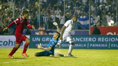 Golazo. Wilson Palacios define globeando a Jaime Penedo.