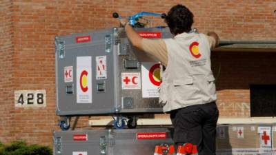 Un operario prepara algunos de los equipos que se incluirán en un envío de la Agencia Española de Cooperación Internacional para el desarrollo(Aecid). EFE/Archivo.