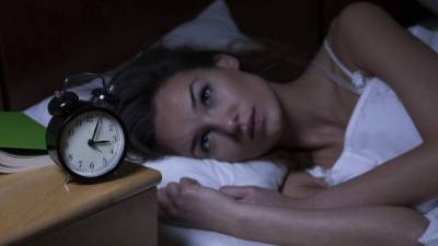 El insomnio causa problemas del estado de ánimo.