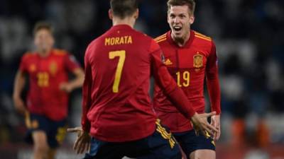 Un derechazo de Dani Olmo en el minuto 92 evitó el segundo tropiezo consecutivo de España camino del Mundial de Catar 2022 y le dio un triunfo. Foto AFP.
