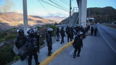 Dos de los uniformados que llegaron al lugar tuvieron la noble acción de compartir un poco de comida con los manifestantes.
