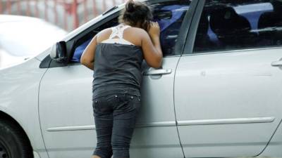 Las menores se acercan a los vehículos para platicar con ellos y ofrecer sus servicios.