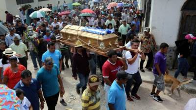 En hombros fue cargado el ataúd durante una hora por las calles.