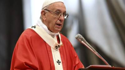 El Papa Francisco dirige una misa de Pentecostés el 20 de mayo de 2018 en la basílica de San Pedro en el Vaticano . / AFP PHOTO / Vincenzo PINTO