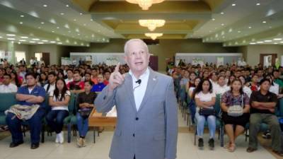 Roger Valladares, presidente de UTH, durante su charla a un grupo de estudiantes. Fotos: M.Valenzuela.