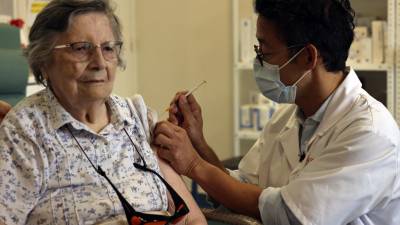 Israel inició hace varias semanas la aplicación de una tercera dosis de refuerzo para todos sus ciudadanos.