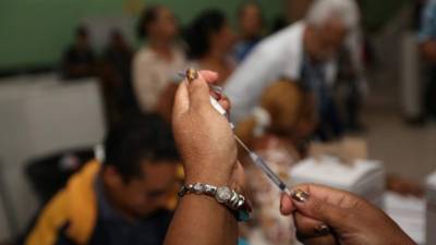 La vacuna se aplica en todos los centros de salud del país y no hay que hacer ningún pago.