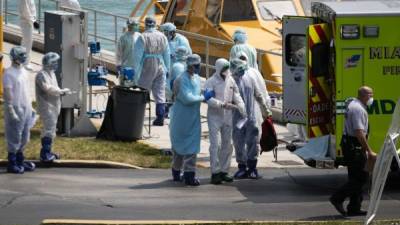 Personal médico se protege con un traje especial del contagio del Covid-19 en Miami. Foto: AFP