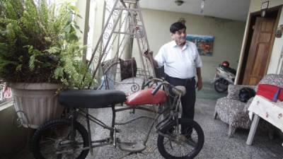 José Trinidad Gutiérrez Fernández posa con la moto que él mismo ensambló cuando era un adolescente.Fotos: Franklyn Muñoz
