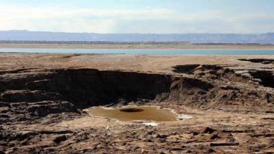 Con su barro que tiene propiedades medicinales, su salinidad excepcional, sus reservas de potasa y su atractivo turístico, 'el mar Muerto (...) en un tesoro inestimable'.
