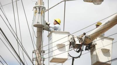 Empleados de la Enee reparando una falla del tendido eléctrico. El Estado considera que la Enee es la principal causa del endeudamiento de Honduras.