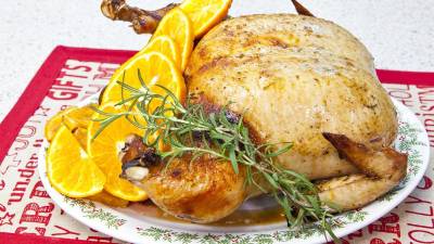 En esta receta de pavipollo a la pimienta y naranja podrás degustar el toque de la pimienta en la comida, junto al implemento agridulce de la naranja.