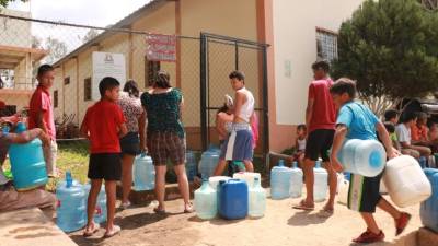Entre 150 y 200 personas acuden diariamente a llenar botellones y recipientes a sede de los Bomberos.