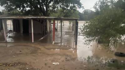 El río Cangrejal está a punto de desbordarse.