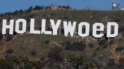 Un individuo subió a la colina del letrero y cubrió con dos lonas parte de las dos letras 'o' de la palabra 'Hollywood' con el fin de que parecieran dos letras 'e'.