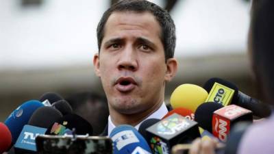 El líder opositor, Juan Guaidó, llega a la Plaza Bolívar de Chacao para participar en una sesión de la Asamblea Nacional, en Caracas (Venezuela). EFE/ Rayner Peña R./Archivo