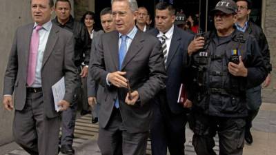 El expresidente Álvaro Uribe a su salida de las oficinas de la Fiscalía en Bogotá.
