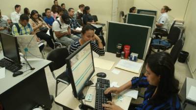 La mayoría de quienes llegan a la Bolsa de Empleo en busca de trabajo son jóvenes. Foto: Melvin Cubas.