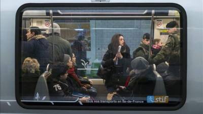 Soldados franceses vigilan el interior de un vagón de metro en la estación de metro de Trocadero en París (Francia). EFE/Archivo