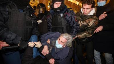 Agentes de policía detienen a un manifestante durante una protesta contra la invasión rusa de Ucrania en el centro de San Petersburgo el 24 de febrero de 2022.