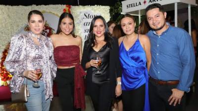 Carolina Perezdiez, Alondra Caraccioli, Karen Osorio, Kenia Cárcamo y Jhony Leiva.