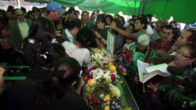 Decenas de personas acompañaron a la familia de periodista Rony Espinoza en el sepelio de su hija.