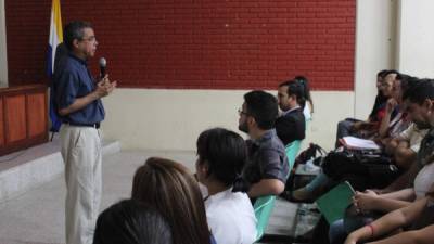 Julio Raudales, vicerrector de relaciones internacionales dando a conocer el programa de becas. Foto: Unah-vs