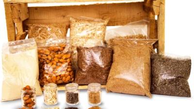 Las semillas de lino o linaza disminuyen el colesterol en las personas con colesterol alto.