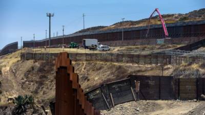 Los trabajos de construcción del muro prometido por Trump durante su campaña electoral avanzan aceleradamente en la frontera con México./AFP.