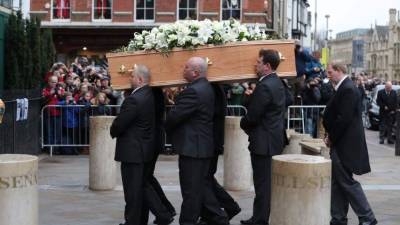 El féretro con los restos del famoso científico es llevado hacia la iglesia para ser velado.