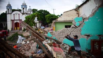 Un hombre realiza labores de limpieza en el centro de Juchitán, municipio de Oaxaca, el más afectado por el terremoto de 8.2 que se sintió el jueves pasado.
