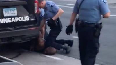 Floyd murió luego de que el policía Derek Chauvin tuviera su rodilla presionada contra el cuello del afroamericano por casi 10 minutos./Twitter.
