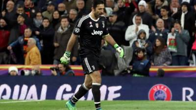GRAF1770. MADRID, 11/04/2018.- El portero de la Juventus Gianluigi Buffon tras ser expulsado por el árbitro, durante el partido de vuelta de cuartos de final de la Liga de Campeones que Real Madrid y Juventus juegan esta noche en el estadio Santiago Bernabéu, en Madrid. EFE/Kiko Huesca