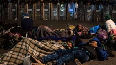 Miles de migrantes permanecen en Tijuana a la espera de que su solicitud de asilo sea respondida por los Estados Unidos.