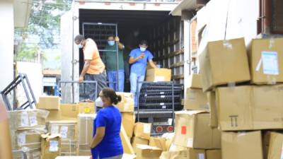 La donación de la fundación Manos Ayudando a Honduras consiste en camas, colchones, mascarillas de alto flujo de oxígeno y equipo de protección para el personal. Fotos: Melvin Cubas.