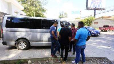 Familiares llegaron ayer a llevarse el cuerpo de Darwin Geovany de la morgue sampedrana.