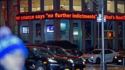 Marquesina en la ciudad de Nueva York informa sobre la entrega del informe del fiscal Robert Muller.