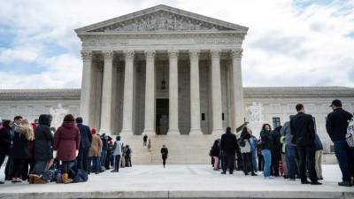 Varias personas esperan en el exterior del Tribunal Supremo en Washington D.C (Estados Unidos). EFE/Archivo