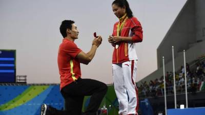 El tierno momento en que la atleta china He Zi acepta la propuesta de matrimonio.