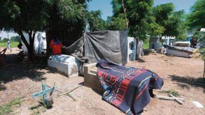 Las personas han levantado refugios improvisados en el camposanto.