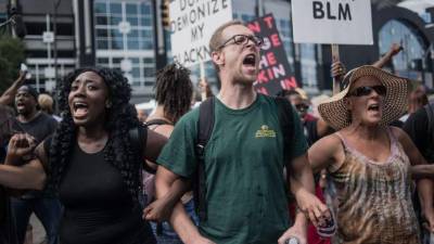 Blancos y negros protestan juntos en las calles de Charlotte.