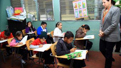 La designada presidencial, María Antonieta Guillén, en una escuela de la colonia Cerro Grande, en Tegucigalpa, capital de Honduras.