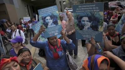Integrantes del Consejo Cívico de Organizaciones Populares e Indígenas de Honduras (Copinh) fueron registrados este viernes al realizar un plantón, frente a las instalaciones del Ministerio Público en Tegucigalpa (Honduras), para exigir justicia para la ambientalista Berta Cáceres que fue asesinada el 3 de marzo de 2016. EFE