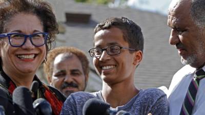 La etiqueta #IStandWithAhmed (Estoy con Ahmed) está siendo el vehículo a través del cual el joven Ahmed Mohamed recibe mensajes de apoyo después de que esta semana fuera detenido por la policía de su ciudad texana tras llevar al instituto un reloj construido por él mismo que su profesora creyó que era una bomba.