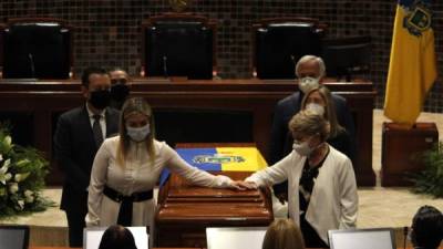 Sandoval fue asesinado sin un motivo aparente. En la foto, momento en el que el exgobernador recibía un homenaje póstumo en el congreso del estado que gobernó entre 2013 y 2018.